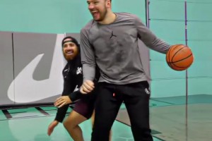 不僅是節(jié)奏而是藝術(shù)！慢鏡頭看東契奇的進(jìn)攻，簡直得分如喝水啊！