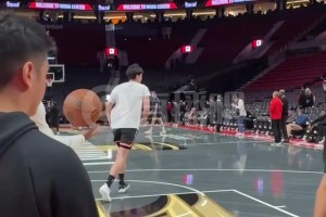 面對自己的偶像！楊瀚森練習(xí)籃下終結(jié)，遠(yuǎn)端的約基奇正在訓(xùn)練三分！