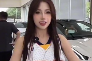 長(zhǎng)得有點(diǎn)好看?。∫晃黄嚺N售身穿庫(kù)里球衣，在直播間戴皇冠