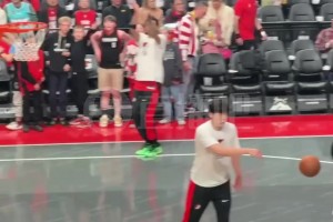 楊瀚森賽前熱身完，積極給主力們喂球~可惜今天沒什么上場機(jī)會！