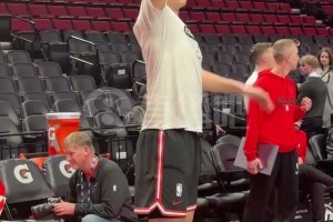 心態(tài)不錯啊！楊瀚森練習(xí)三分，投著投著突然自己就笑了！