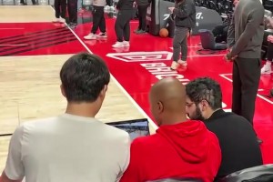 隊記：楊瀚森在上場熱身前，獨自和教練組一起看錄像、交流細(xì)節(jié)