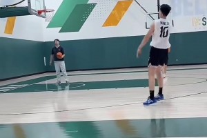 這跳投姿勢怎么樣？王俊杰NCAA首秀賽后晚上加練投籃！