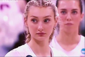 妥妥的校園女神啊！庫里教妹布林克大學(xué)時(shí)期精彩集錦！