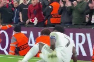 維尼修斯在和布拉德利對抗中倒地，慘遭利物浦球迷怒罵??