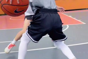 原來是空間束縛住了小菜雞！來到大場(chǎng)地籃球場(chǎng)1v1隨便過奧妮爾