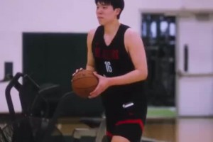 楊瀚森自信一幕！進(jìn)半場(chǎng)神奇三分后為自己豎大拇指 用英文說完美