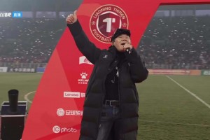 慶祝遼寧鐵人奪冠+沖超！歌星趙傳在鐵西體育場(chǎng)獻(xiàn)唱兩首經(jīng)典曲目