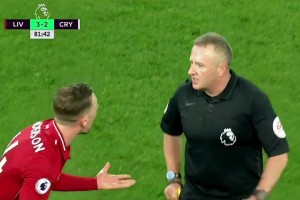 ??我在球場上遇到了自己的小學(xué)老師，他居然送給了我一張紅牌！