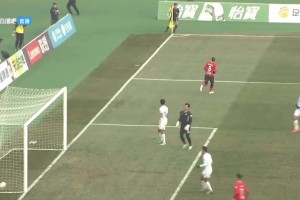 這有點(diǎn)。。中甲佛山南獅門將2分鐘內(nèi)連續(xù)接高空球失誤，最終送禮