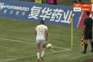 銅梁龍2-0！萊昂納多頭球破門(mén)后向場(chǎng)邊球迷比心??