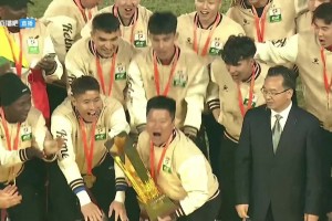 功不可沒(méi)??！遼寧鐵人冠軍教頭李金羽舉起中甲冠軍金杯