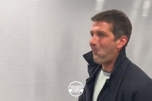 強(qiáng)度太大容易餓??！實(shí)拍：齊沃歐冠賽后吃著蛋糕通過(guò)采訪(fǎng)通道