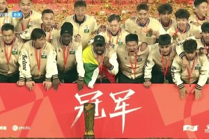 冠軍全家福??！中甲冠軍遼寧鐵人全隊與獎杯合影留念