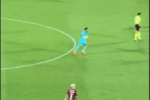 內(nèi)馬爾回防去拿球，結(jié)果……隊(duì)友居然把球直接踢向前了！