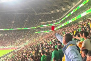 歡樂多！工體國安球迷自發(fā)紅牌，給兩位國際友人逗壞了??