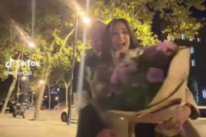 難忘瞬間！昨晚在巴塞羅那，梅西出現(xiàn)在一對(duì)情侶的視頻背景中??