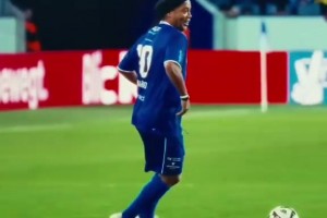 帶著燦爛的笑容踢球！小羅：我老了你們也碰不著球！