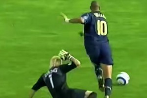 身體與技術(shù)完美結(jié)合！來看當(dāng)年阿德里亞諾如何讓整個歐洲顫抖??