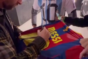 這都讓你們守到了??！梅西參觀諾坎普給球迷簽名