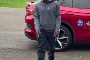 金錢和名望對(duì)他毫無(wú)影響！一身樸素的坎特抵達(dá)國(guó)家隊(duì)報(bào)道