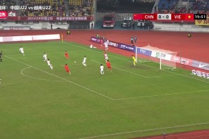 汪士欽邊路狂突送傳中，可惜隊(duì)友沒(méi)停好球??