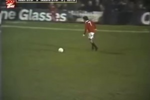 1972年，在老特拉福德球場，球迷沖進(jìn)球場，準(zhǔn)備攻破利茲聯(lián)的球門