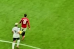 看了尷尬！里沙利松進(jìn)球后撞B費(fèi)+脫衣哭泣慶祝??