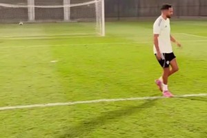 雙胞胎？馬赫雷斯和長相酷似自己的網(wǎng)紅比拼射門！