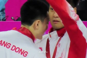 場邊細(xì)節(jié)：邵佳一本來在奮筆疾書記下球員特點(diǎn)，越看越不想記了