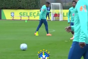 安切洛蒂正在密切監(jiān)督巴西隊的控球訓練，一堆皇馬老熟人~