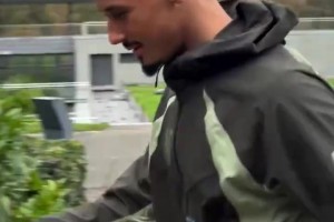 不愧是時(shí)尚之都！法國此前的抵達(dá)視頻！誰的穿搭最有型？