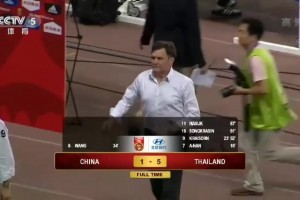 2013年中國男足1-5負(fù)于泰國！賀煒解獻(xiàn)上最沉痛的結(jié)束詞！