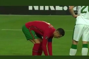 老冤家！當(dāng)年愛爾蘭球員挑釁C羅，C羅就是一耳光回?fù)? >
                                        </div>
                                    </div>
                                                                        <div   id=