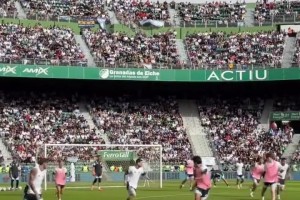 梅西在公開訓(xùn)練上內(nèi)切破門，引起全場(chǎng)驚呼??