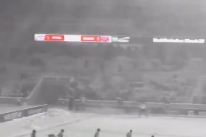 別有一番風(fēng)味！加拿大的雪中足球！球是真的不滾啊！