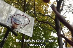 他是從哪冒出來的！外網(wǎng)網(wǎng)友惡搞：詹姆斯的追身大帽是什么樣的？