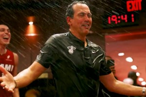 太搞笑了??斯波不知道自己800勝！被澆水后茫然問(wèn)道：為啥？