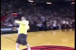 當(dāng)年熱火球迷命中半場投籃獲得7.5萬美金，詹姆斯送上熊抱